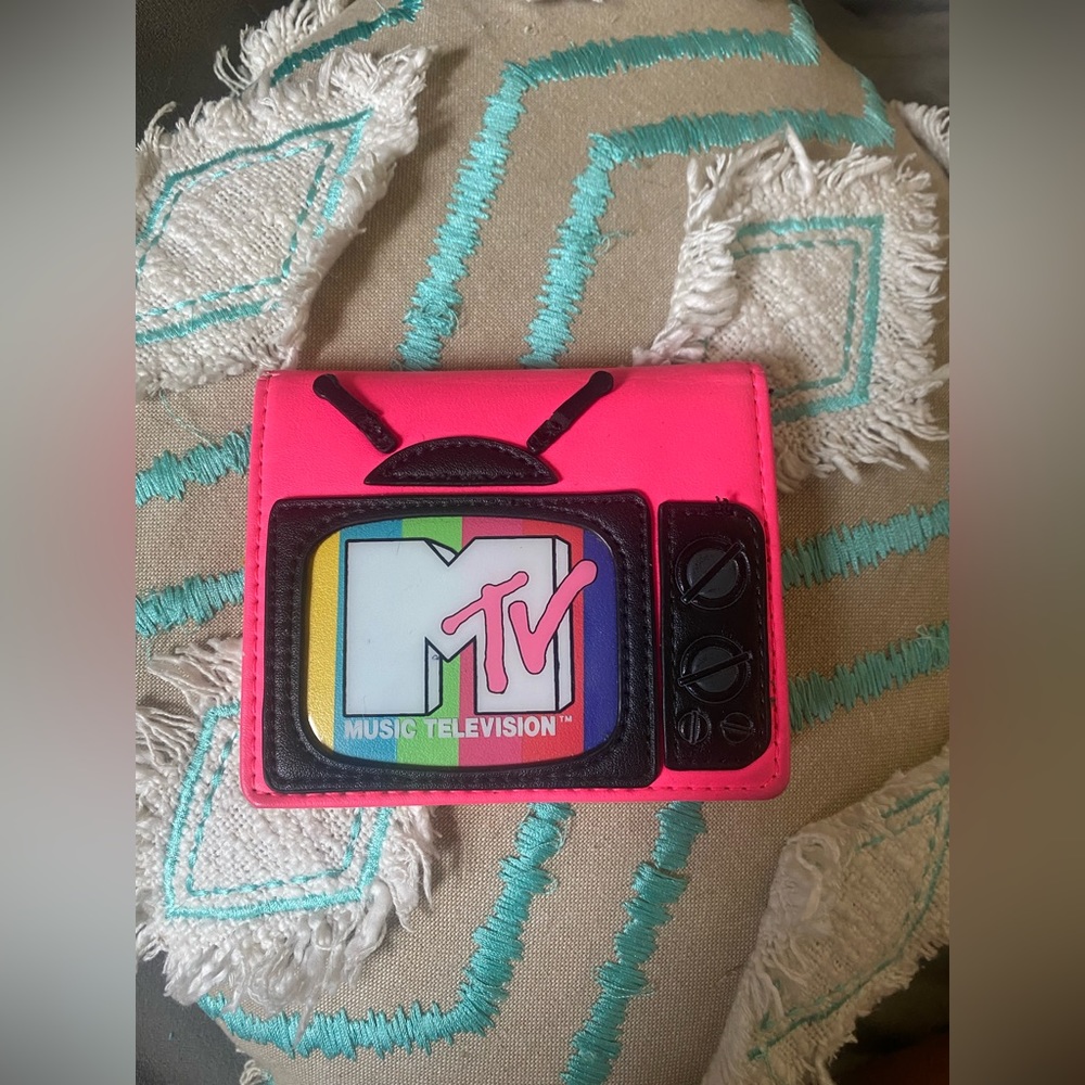 MTV lounge fly wallet